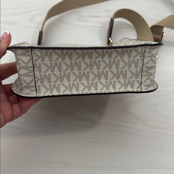 Michael Kors Cream and Brown Crossbody Bag with Gold-Tone Hardware - Picture 5 of 6